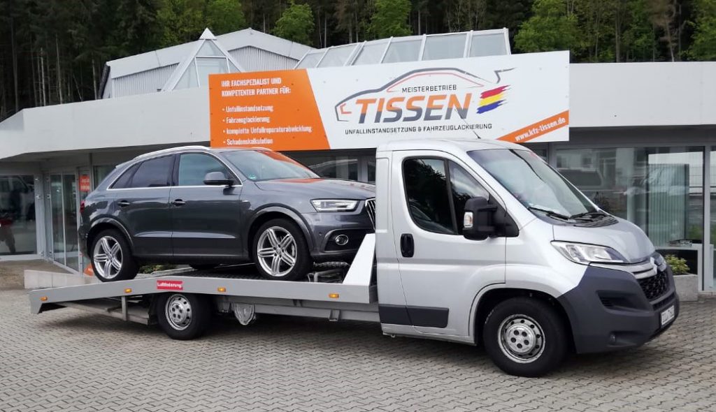 Abschleppwagen mit Auto